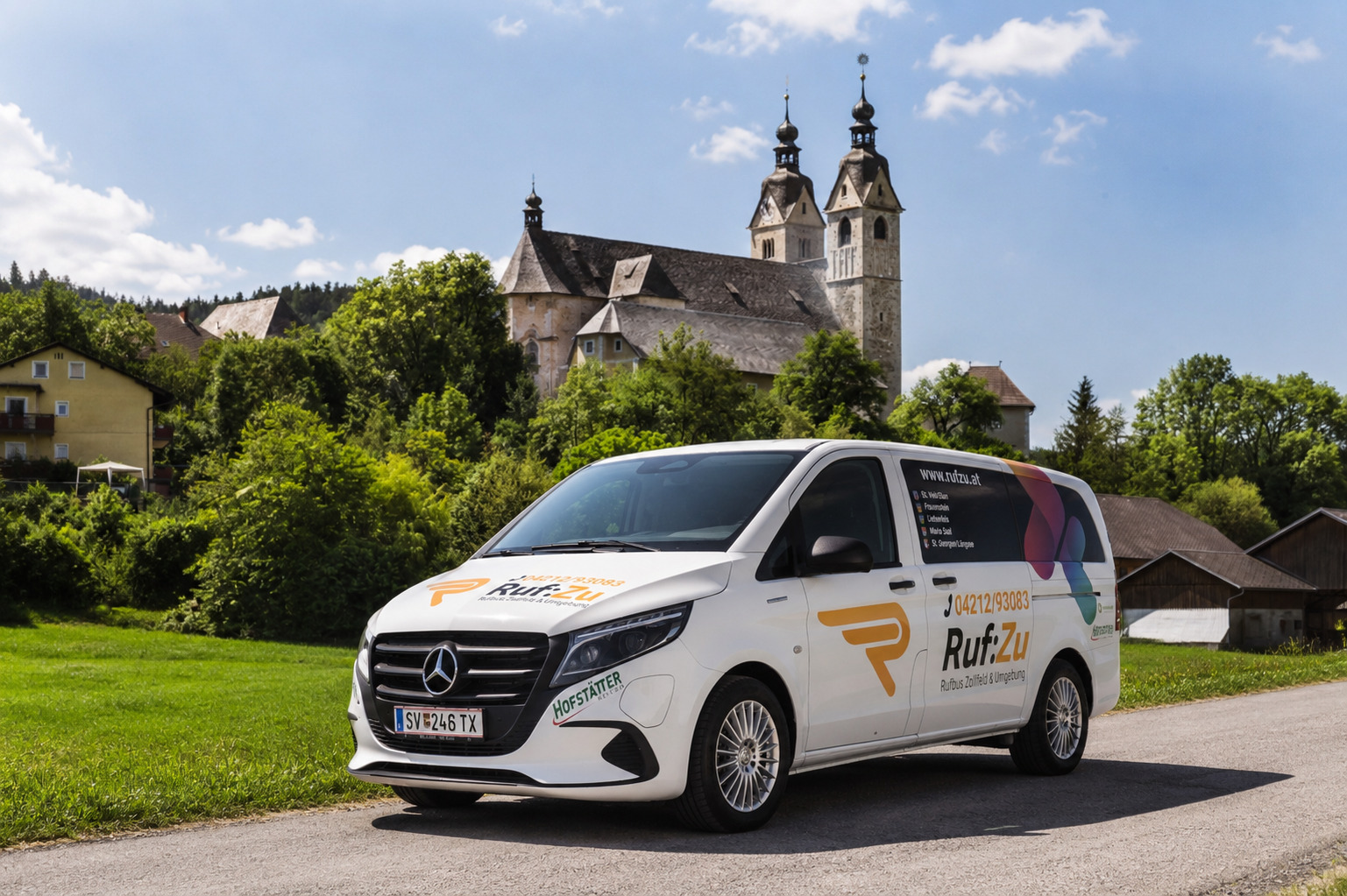 Ruf:Zu-Bus vor der Stadtpfarrkirche in St. Veit an der Glan